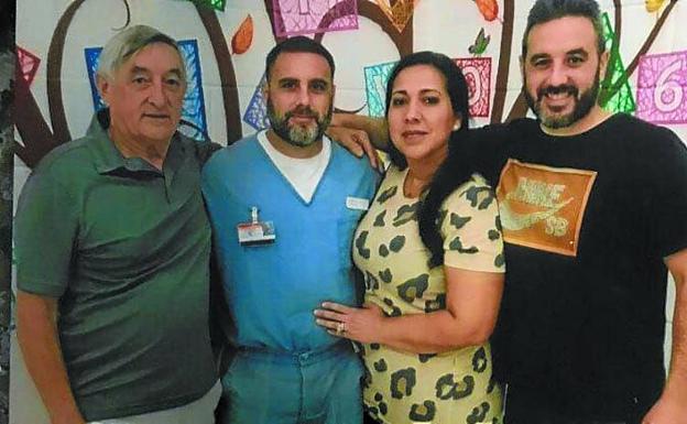 Ibar recibe la visita de su familia tres años después