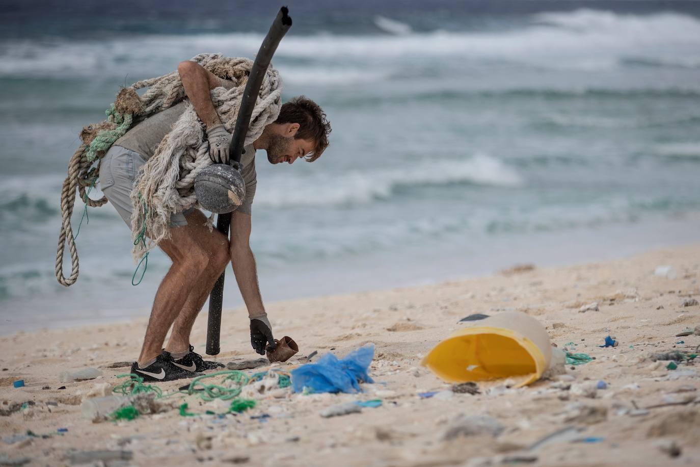 Una playa de Nueva Zelanda convertida en un auténtico vertedero