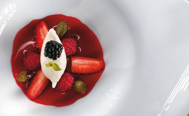 Receta de infusión de frutos rojos con crema de queso de Martín Berasategui