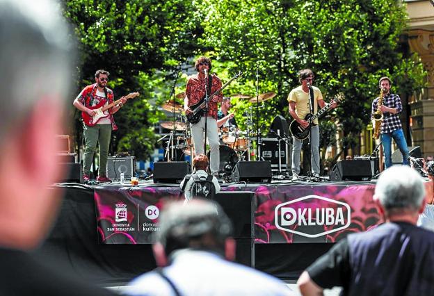 «Parece que mola más una banda de suecos locos que una de Musikagela»