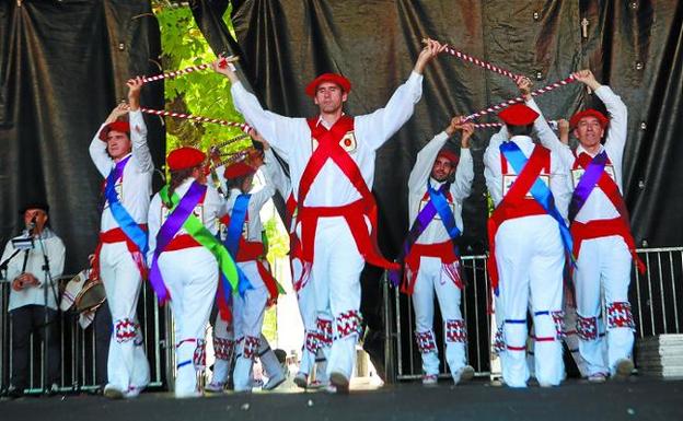 Dantza. Grupos de dantzaris de distintas localidades de Gipuzkoa, Vizcaya y Navarra participaron ayer en la la fiesta irundarra de la Euskal Jira. / FOTOS FERNANDO DE LA HERA