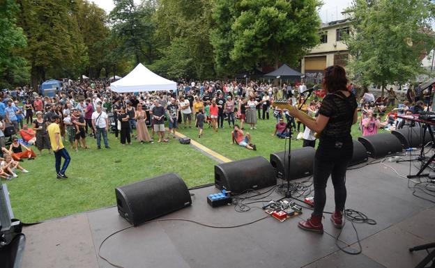 Glad Is The Day: Egia tropical