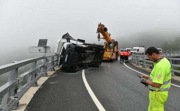 Vuelco de una camioneta en Antzuola