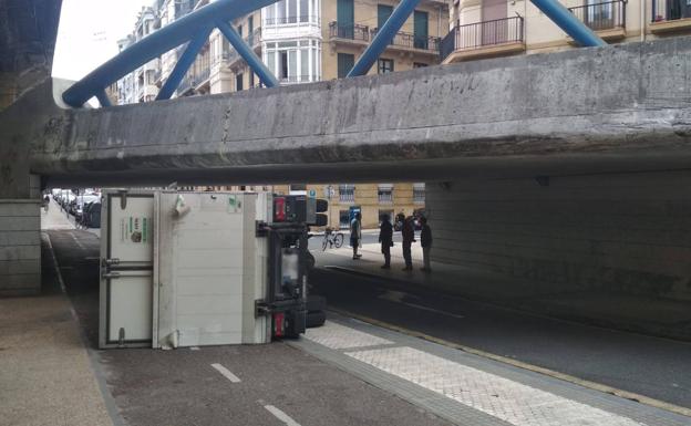 Otra camioneta se empotra en el donostiarra viaducto de Iztueta
