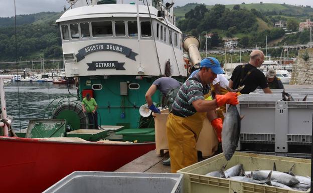 La flota captura el 72% de la cuota de bonito y teme el fin anticipado de la campaña