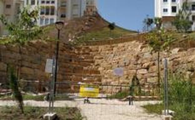 Estepona desmonta su polémico tobogán urbano