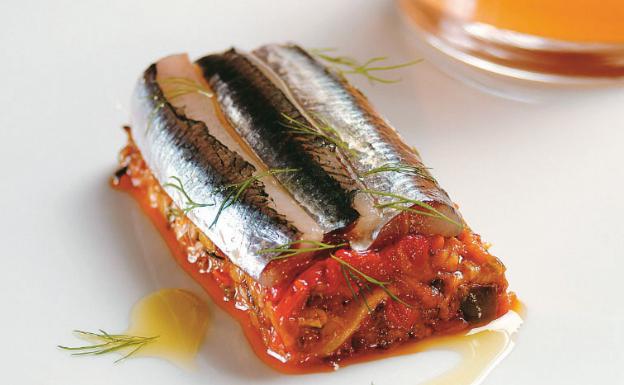 Receta de lasaña fría de anchoas marinadas con verduras y salsa de gazpacho de Martín Berasategui