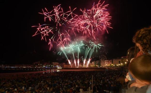 La pirotecnia Scarsella Fireworks derrocha originalidad en su debut en el concurso de fuegos