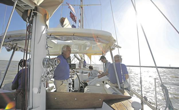 Aficionados a la historia emulan el viaje de Elcano