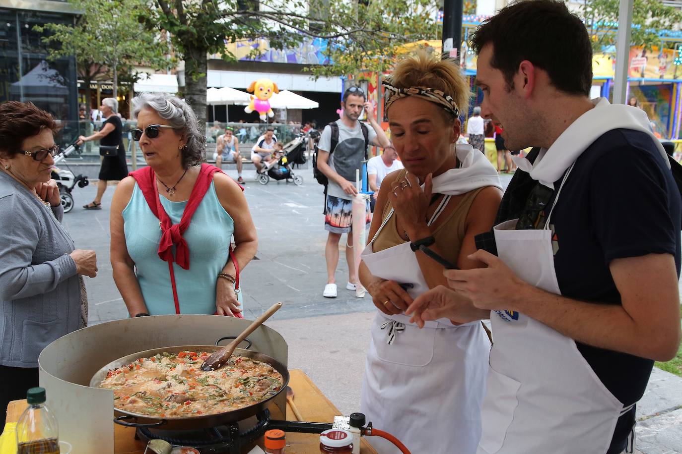 Éxito de participantes y público en el concurso de paella
