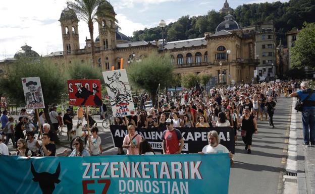 Medio millar de personas reclaman el fin de la «barbarie de la tauromaquia»
