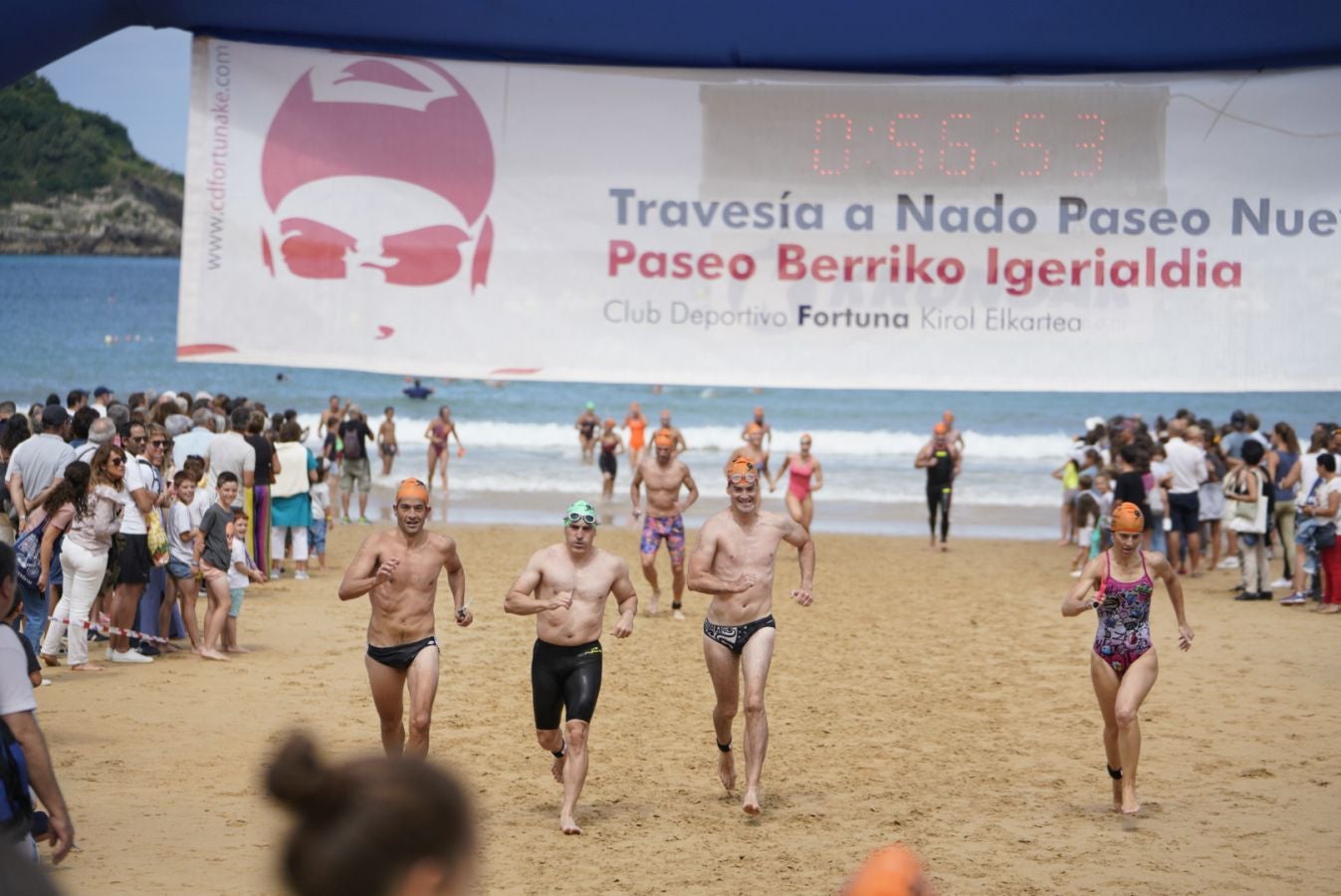 Los adultos terminan la travesía a nado