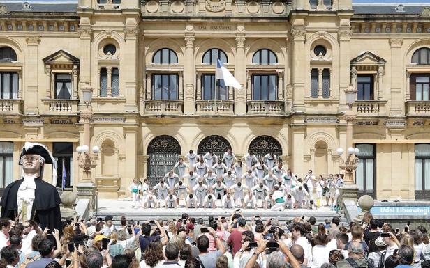 Los gigantes de Irun se «hermanan» con los de Donostia