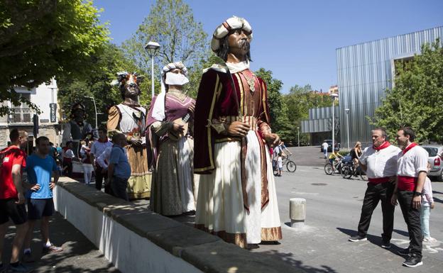Los gigantes de Irun se «hermanan» con los de Donostia