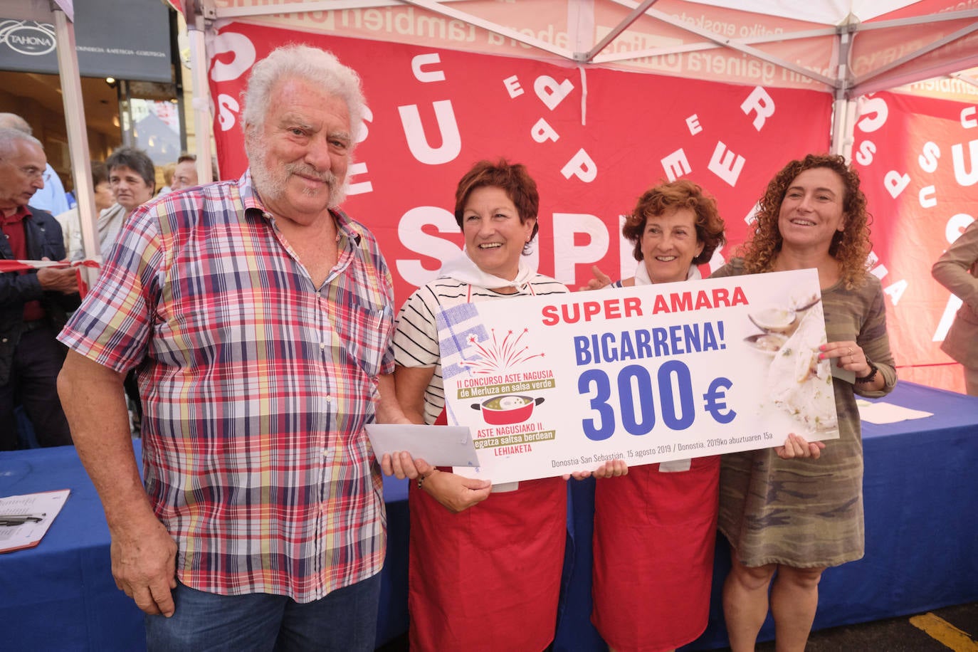 Concurrido concurso de merluza en la calle Matia