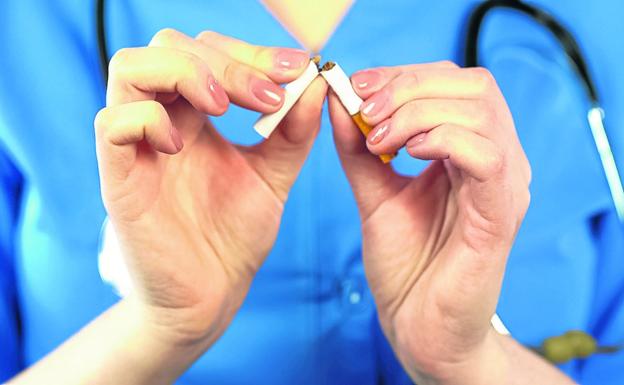 Los médicos exigen una ley antitabaco más dura «porque se sigue fumando en bares y hospitales»