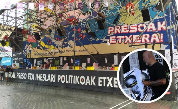 La Ertzaintza arranca las fotos de presos de ETA de una txosna de Bilbao