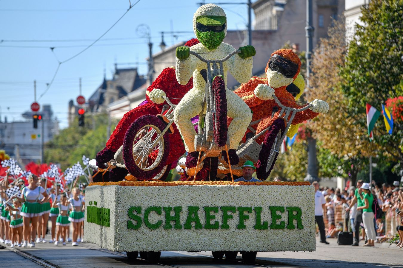 Las carrozas florales visten Hungría