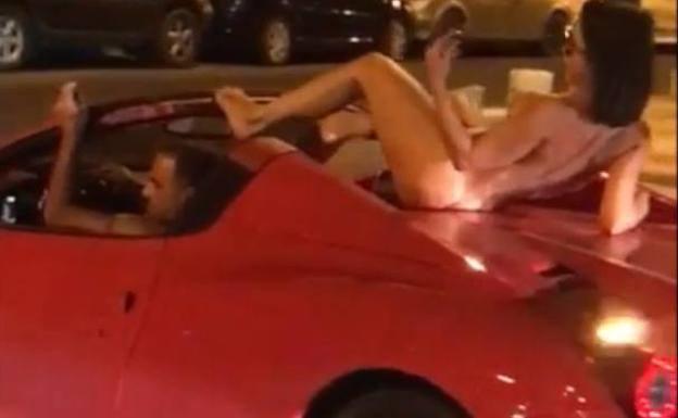 Circula por Ibiza con una mujer desnuda sobre el techo de su Ferrari