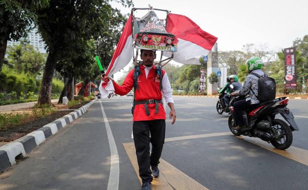El indonesio que caminó 800 kilómetros de espaldas para salvar un bosque