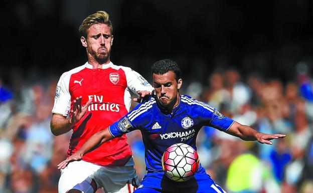 Real y Arsenal acercan posturas por Monreal