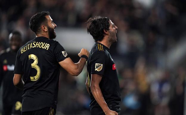 Carlos Vela recibe otro galardón de 'Jugador de la Semana' y se acerca al 'MVP'