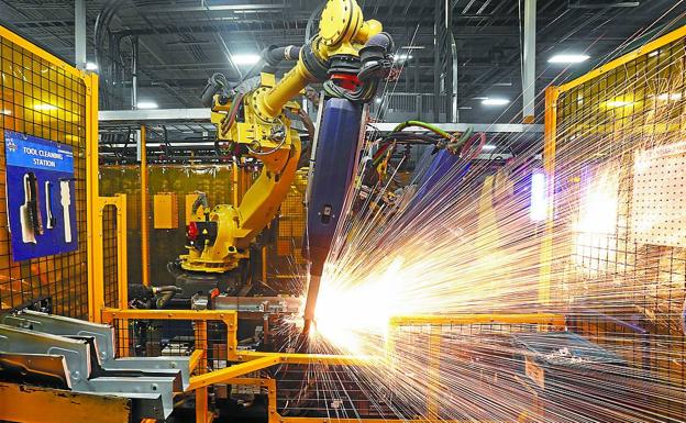 Un estudio cifra en dos empleos la pérdida por cada robot en la industria