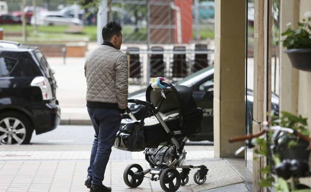 Los funcionarios vascos pueden pedir 18 semanas de permiso de paternidad desde el domingo