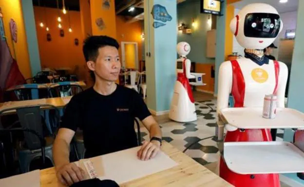 Mulán: así es la camarera robot valenciana que llama «cariño» al cliente del restaurante
