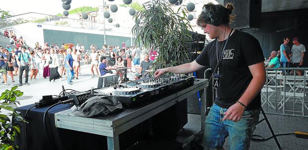 Un viaje electrónico de la luz a las tinieblas