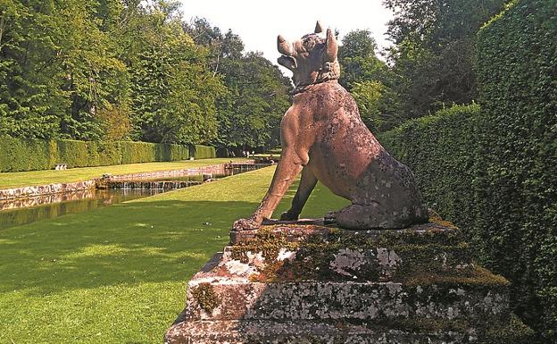 Un moloso en los jardines del château de Courances.