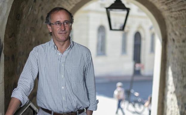 Alfonso Alonso: «El PNV quiere nuestros votos, pero sus últimas decisiones revientan cualquier acuerdo presupuestario»