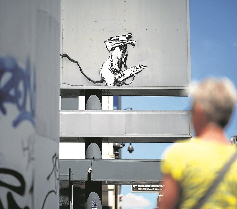 Arrancan el grafiti de Banksy del parking del Pompidou de París