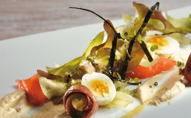 Receta de ensalada de crema de anchoa, salmón y algas de Martín Berasategui