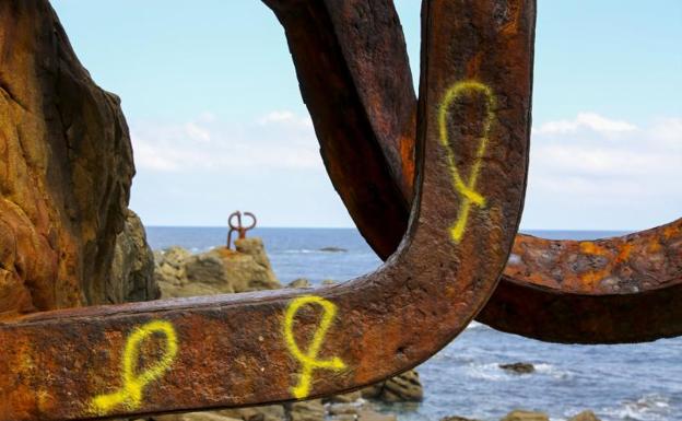 El Ayuntamiento de San Sebastián busca con la familia Chillida la forma «más adecuada» de limpiar las pintadas en El Peine del Viento