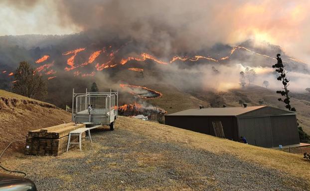 Los bomberos de Australia luchan para controlar y extinguir más de 100 incendios forestales