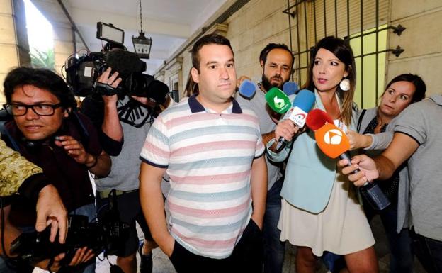 Tres de 'La Manada', al banquillo por robar unas gafas en Donostia