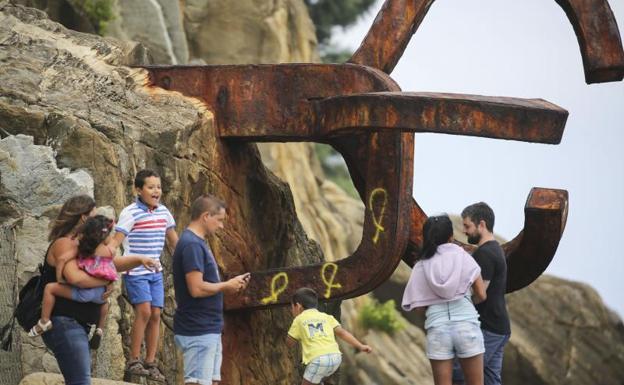 Expertos de Chillida Leku limpiarán los lazos amarillos del Peine del Viento