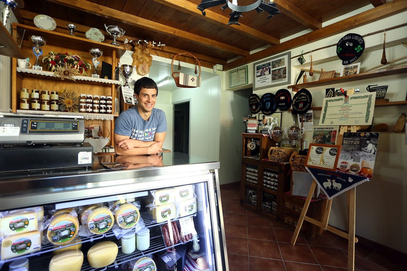 Un día con Julen Arburua, ganador del concurso de quesos de Ordizia