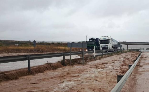 Mueren dos hermanos al ser arrastrado su coche por la riada en Albacete