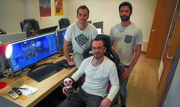 Aquí, en esta oficina de Luis Mariano, este pequeño equipo crea buenos videojuegos de terror para móviles de todo el mundo. /  F. DE LA HERA