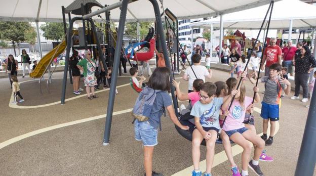 Vista de la plaza Juan Vollmer, ayer por la tarde, cuando los vecinos pudieron empezar a disfrutarla. / FOTOS: F. DE LA HERA