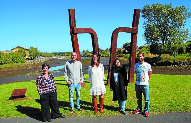 María José Noain, Carlos Sánchez, Juncal Eizaguirre, Andrea Giraldo y Rubén Mejuto, junto al bidegorri de Santiago./F. DE LA HERA