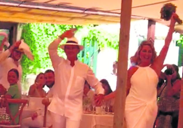 Valls y Gallardo cortan su ensaimada de boda