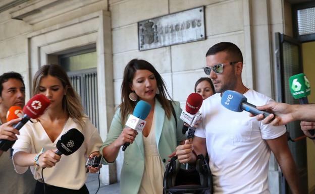 Los tres de 'La Manada' que robaron las gafas en Donostia, condenados a una multa de 810 euros