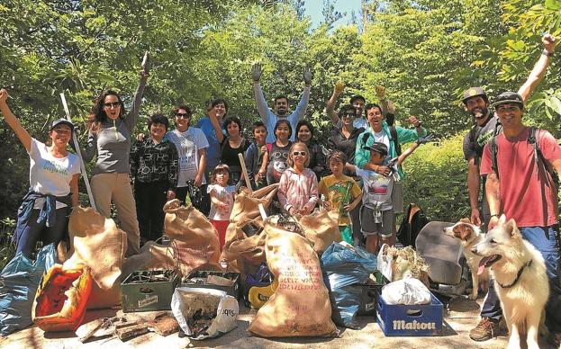 Grupo de voluntarios participantes en la limpieza del monte San Marcial./RECICLA_BIRZIKLATU