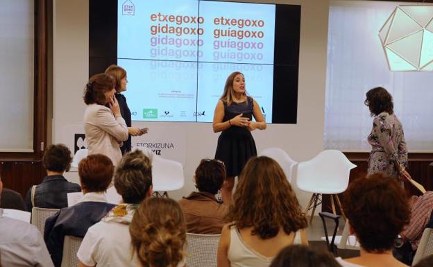 Una guía recoge los consejos para ayudar a personas con deterioro cognitivo