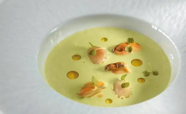 Receta de crema de bacalao con almendras y espinacas de Martín Berasategui