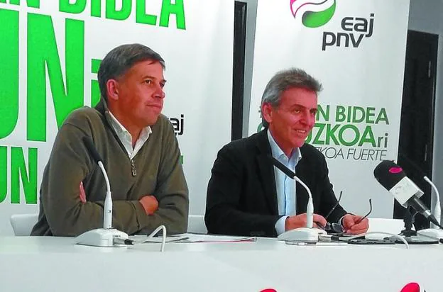 José Enrique Corchón y Xabier Iridoy, ayer en rueda de prensa. /