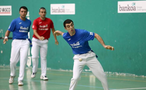 Aitor Etxebarria hace una avería con el saque en Getaria